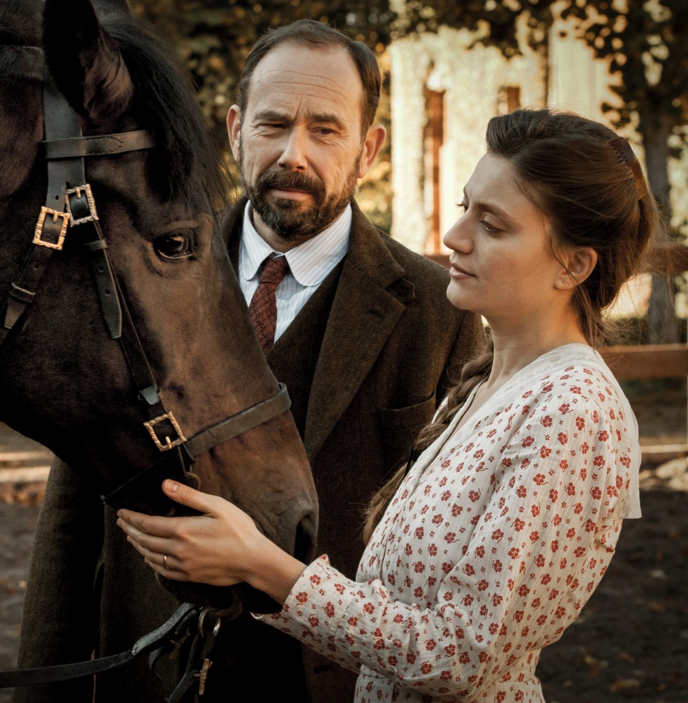 L’odeur de la Mandarine, un film de Gilles Legrand, avec Olivier Gourmet (Charles de Rochecline), Georgia Scalliet (Angèle Far), Dimitri Storoge (Léonard), Hélène Vincent (Émile), Fred Ulysse (Firmin), Marine Vallée (Louise Gouiraud), Romain Bouteille (le notaire), Michel Robin (le curé), Alix Bénézech (Louison), Urbain Cancelier (le sergent), Nicolas Legrand (soldat 1), Léopold Legrand (soldat 2), Yannick Courbe (soldat 3)